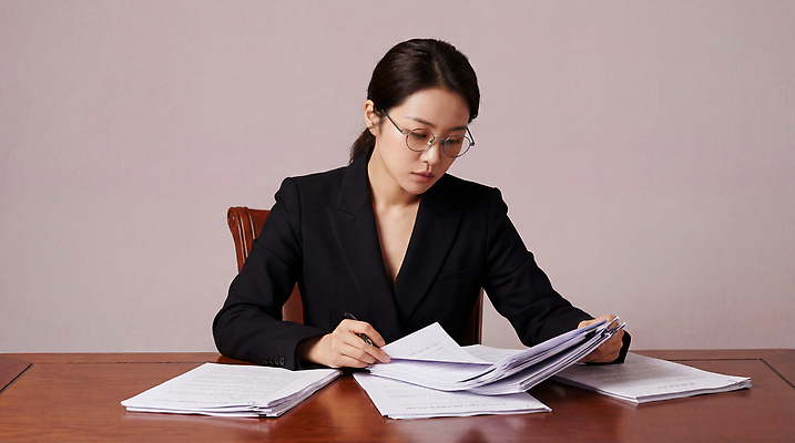 JPG 나무 편집이미지 여자 안경 직장 표정 정장 학습 사무실 시간 작업 비즈니스우먼 집중 책상 문서 의료성형뷰티 편집실사 AI인물포토 AI콘텐츠 식물 잡화 옷 교육 가구 컨셉 회사 비즈니스 사람 직장인 CG 파일형식 AI포토