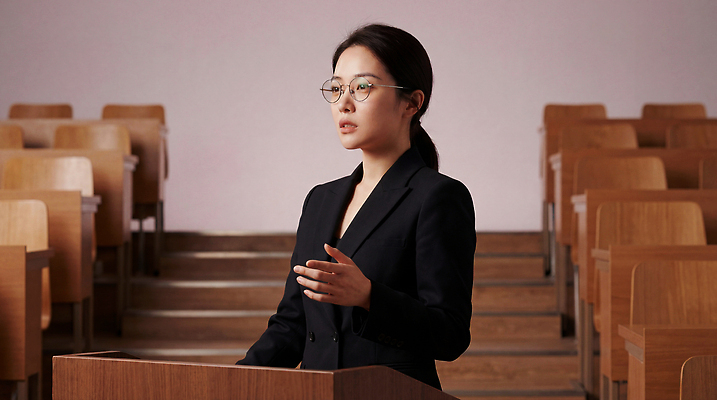 JPG 편집이미지 여자 교육 회사 회의 정장 학습 비즈니스우먼 발표 목표 군중 토론 강의 강의실 단상 전문 의료성형뷰티 편집실사 AI인물포토 AI콘텐츠 옷 컨셉 비즈니스 사람 공간 직장인 CG 파일형식 AI포토