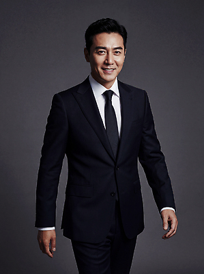 JPG 편집이미지 패션 남자 얼굴 포즈 스튜디오 정장 머리 걷기 검은색 비즈니스맨 자신감 의료성형뷰티 스타일 편집실사 AI인물포토 AI콘텐츠 옷 감정 컬러 비즈니스 모션 사람 신체부위 직장인 CG 파일형식 AI포토