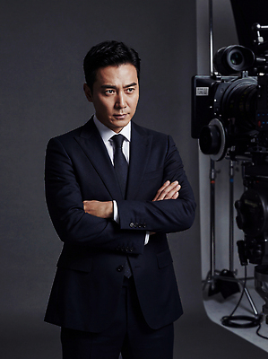 JPG 편집이미지 남자 포즈 스튜디오 조명 정장 카메라 촬영 장비 표현 비즈니스맨 배우 집중 준비 의료성형뷰티 편집실사 AI인물포토 AI콘텐츠 옷 컨셉 비즈니스 사람 전자제품 직장인 CG 연예인 파일형식 AI포토