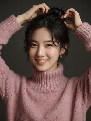 JPG 편집이미지 헤어스타일 여자 분홍색 포즈 백그라운드 장신구 표정 미소 웃음 머리 촬영 어둠 터틀넥 다듬기 의료성형뷰티 스타일 편집실사 AI인물포토 AI콘텐츠 컬러 모션 사람 신체부위 스웨터 CG 파일형식 AI포토