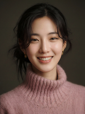 JPG 편집이미지 여자 분홍색 포즈 백그라운드 조명 실내 미소 웃음 사람 머리카락 머리 카메라 촬영 니트 의료성형뷰티 편집실사 AI인물포토 AI콘텐츠 컬러 상의 표정 내부 신체부위 전자제품 CG 파일형식 AI포토