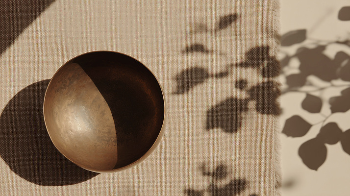 JPG 식물 편집이미지 그릇 디자인 컬러 자연 나뭇잎 그림자 목재 빛 인테리어 오브젝트 질감 평면 싱잉볼 편집실사 AI포토 AI콘텐츠 나무 식기 잎 재료 불교용품 CG 생태계 파일형식