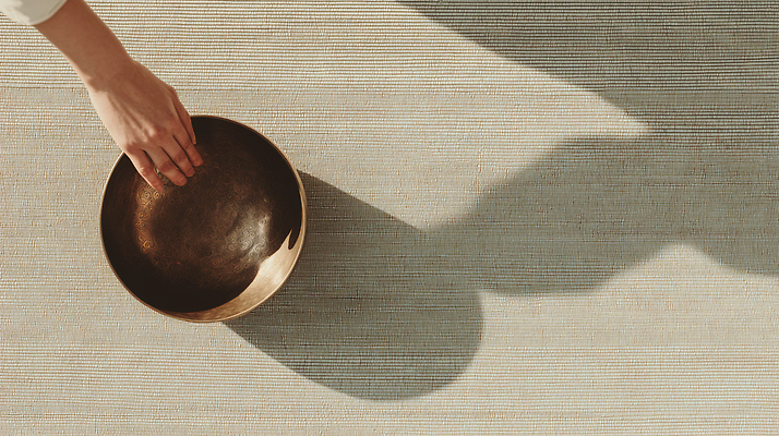 JPG 편집이미지 그릇 손 음식 가정 탁자 주방용품 그림자 생활 갈색 주방 상차림 질감 장면 부드러움 의료성형뷰티 놓기 싱잉볼 편집실사 AI인물포토 AI콘텐츠 식기 컬러 가구 생활용품 모션 신체부위 감각 불교용품 CG 파일형식 AI포토