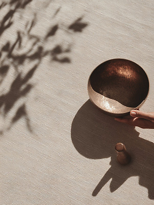 JPG 편집이미지 그릇 손 탁자 밝음 그림자 상반신 일상 금속 촬영 공간 오브젝트 질감 의료성형뷰티 싱잉볼 편집실사 AI인물포토 AI콘텐츠 식기 가구 재질 라이프 신체부위 불교용품 CG 파일형식 AI포토