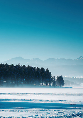 JPG 나무 편집이미지 겨울 자연 하늘 날씨 산 풍경 야외 파란색 숲 땅 수목 설산 편집실사 AI포토 AI콘텐츠 식물 계절 컬러 CG 생태계 파일형식