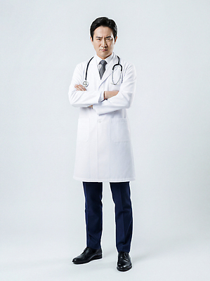 JPG 편집이미지 옷 남자 의학 스튜디오 표정 건강 카메라 진료 의사 양손 전문직 교차 단정 의료성형뷰티 편집실사 AI인물포토 AI콘텐츠 직업 손 컨셉 사람 전자제품 의료진 CG 파일형식 AI포토