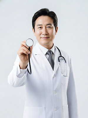 JPG 편집이미지 남자 의학 청진기 건강 병원 미소 치료 진료 환자 의료진 의사 가운 전문직 준비 의료성형뷰티 편집실사 AI인물포토 AI콘텐츠 직업 옷 의료기기 표정 사람 CG 파일형식 AI포토
