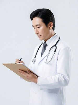 JPG 편집이미지 남자 의학 건강 치료 진료 환자 의사 기록 상담 문서 서류판 전문 진료실 의료성형뷰티 편집실사 AI인물포토 AI콘텐츠 병원 사람 사무용품 의료진 CG 파일형식 AI포토