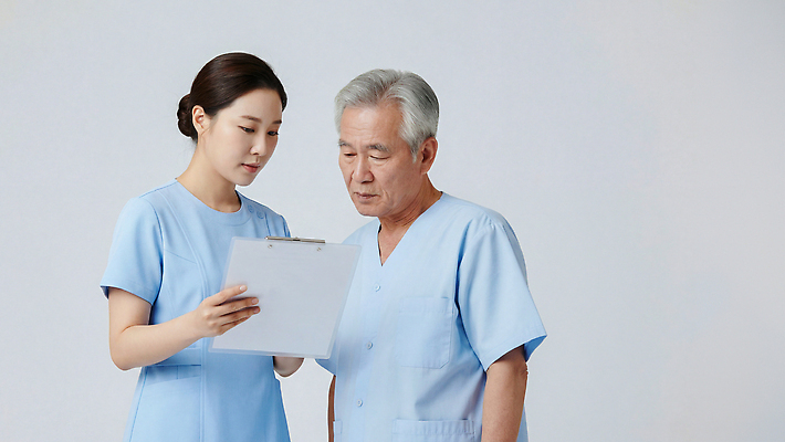 JPG 편집이미지 여자 남자 종이 의학 건강 병원 대화 설명 치료 환자 간호사 계획 집중 의사소통 체크리스트 의료성형뷰티 편집실사 AI인물포토 AI콘텐츠 컨셉 모션 말하기 사람 의료진 CG 파일형식 AI포토