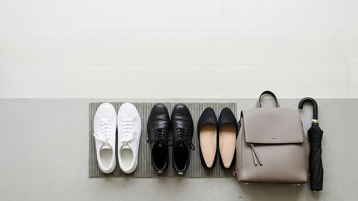 JPG 편집이미지 패션 구두 신발 가방 우산 바닥 내부 일상 인테리어 검은색 흰색 스니커즈 정리 위치 소지품 평면 미니멀 편집실사 AI포토 AI콘텐츠 디자인 잡화 컬러 운동화 라이프 CG 오브젝트 파일형식