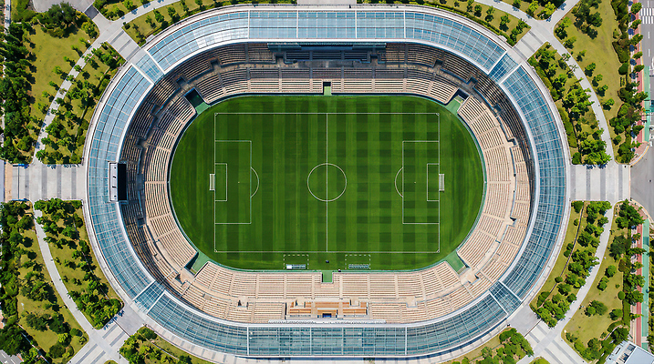 JPG 나무 편집이미지 선 스포츠 하늘 잔디 야외 건물 축구 스타디움 경기장 구조물 군중 축구장 빈자리 경관 편집실사 AI컴퓨터그래픽 AI콘텐츠 식물 건축물 건축 스포츠시설 사람 풍경 구기 CG 파일형식