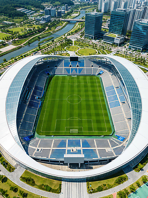 JPG 편집이미지 스포츠 풍경 경기 야외 건물 풀장 축구 스타디움 경기장 도시 축구장 시설 편집실사 AI컴퓨터그래픽 AI콘텐츠 건축물 스포츠시설 수영장 구기 CG 파일형식