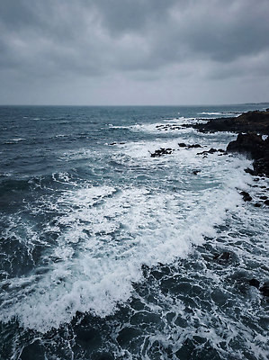 JPG 편집이미지 물결 파도 바다 자연 하늘 바람 풍경 해변 지형 흐림 편집실사 AI포토 AI콘텐츠 자연요소 날씨 CG 생태계 파일형식