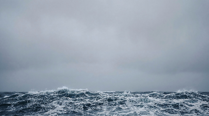 JPG 편집이미지 파도 바다 자연현상 자연 하늘 바람 풍경 물 파란색 수면 흐림 수평선 편집실사 AI포토 AI콘텐츠 자연요소 컬러 날씨 CG 생태계 파일형식