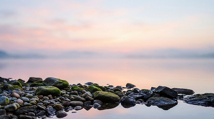 JPG 편집이미지 호수 모래 컬러 자연 하늘 풍경 물 반사 평화 고요 일몰 돌_바위 조약돌 물가 수면 저녁 수조 편집실사 AI포토 AI콘텐츠 자연요소 컨셉 노을 야간 CG 생태계 파일형식