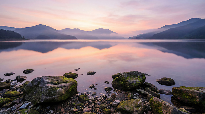JPG 편집이미지 호수 여행 자연 아침 휴식 산 풍경 물 반사 평화 일출 환경 고요 돌_바위 수면 편집실사 AI포토 AI콘텐츠 주간 자연요소 컨셉 노을 CG 생태계 파일형식