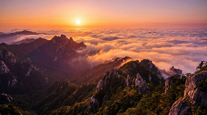 JPG 구름 편집이미지 컬러 자연 하늘 산 풍경 태양 촬영 일몰 저녁 지형 경관 편집실사 AI포토 AI콘텐츠 자연요소 노을 밤 야간 CG 생태계 파일형식
