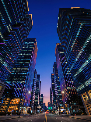 JPG 편집이미지 길 하늘색 자동차 하늘 조명 거리 건물 빛 도시풍경 고층빌딩 도시 도심 저녁 편집실사 AI포토 AI콘텐츠 건축물 육상교통 풍경 빌딩 파란색 야간 CG 파일형식