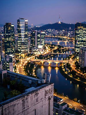JPG 편집이미지 야경 조명 서울 풍경 건물 빛 강 도시 저녁 한강 전망대 편집실사 AI포토 AI콘텐츠 건축물 한국 야간 CG 랜드마크 파일형식 풍경_경치