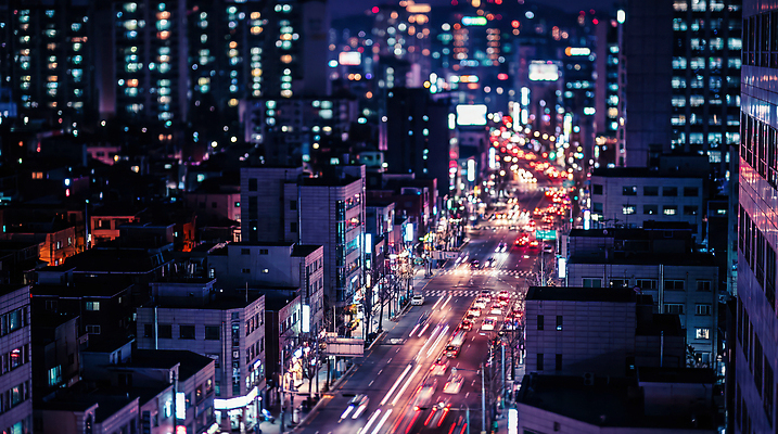 JPG 편집이미지 도로 야경 가로등 자동차 거리 사람 건물 빛 상점 도시 고속도로 저녁 소음 편집실사 AI포토 AI콘텐츠 건축물 공공시설 길 육상교통 교통시설 소리 야간 CG 파일형식 풍경_경치