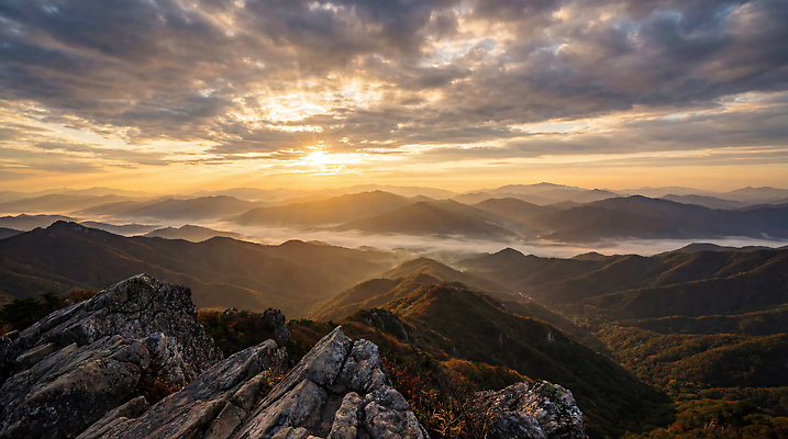 JPG 편집이미지 컬러 자연 하늘 산 풍경 계곡 일몰 안개 변화 정상 높이 산맥 편집실사 AI포토 AI콘텐츠 컨셉 날씨 노을 CG 생태계 파일형식