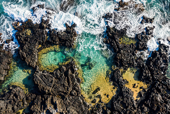 JPG 편집이미지 파도 바다 컬러 자연 생물 풍경 해변 물 여름 맑음 촬영 암석 편집실사 AI포토 AI콘텐츠 자연요소 계절 날씨 돌_바위 CG 생태계 파일형식