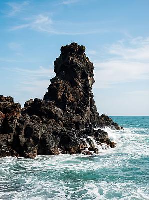 JPG 편집이미지 물결 파도 바다 자연 하늘 풍경 해변 세로 돌_바위 지형 쏟아짐 편집실사 AI포토 AI콘텐츠 모션 CG 생태계 파일형식