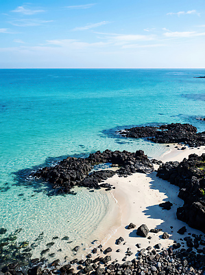JPG 편집이미지 물결 바다 여행 자연 하늘 해변 여름 제주도 맑음 돌_바위 조용 편집실사 AI포토 AI콘텐츠 계절 날씨 한국 CG 생태계 파일형식