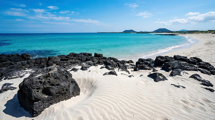 JPG 편집이미지 모래 바다 여행 자연 하늘 바람 풍경 해변 여름 제주도 수평선 편집실사 AI포토 AI콘텐츠 자연요소 계절 날씨 한국 CG 생태계 파일형식