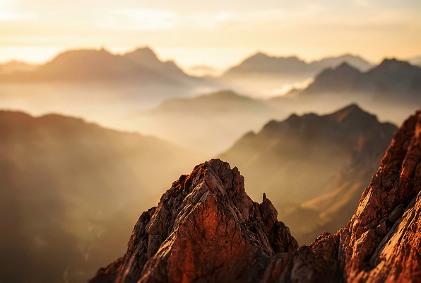 JPG 편집이미지 응시 자연 하늘 산 풍경 노란색 주황색 일몰 탐험 안개 시간 산맥 편집실사 AI포토 AI콘텐츠 시선 컬러 날씨 노을 CG 생태계 파일형식