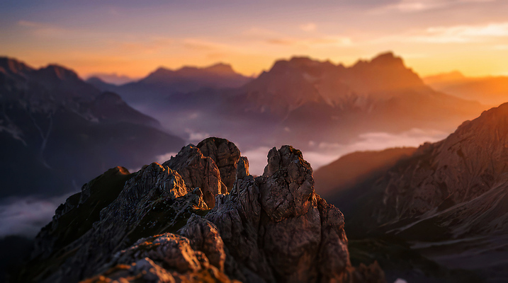 JPG 편집이미지 컬러 자연 하늘 바람 산 풍경 태양 노을 일몰 암석 멀리 경관 산맥 편집실사 AI포토 AI콘텐츠 자연요소 날씨 돌_바위 CG 생태계 파일형식