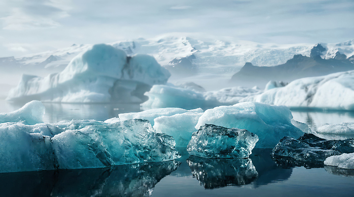 JPG 편집이미지 호수 겨울 자연 하늘 산 풍경 물 얼음 수면 빙하 흐림 편집실사 AI포토 AI콘텐츠 자연요소 계절 날씨 CG 생태계 파일형식