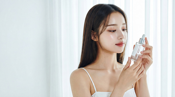 JPG 편집이미지 손 여자 얼굴 실내 건강 화장 뷰티 화장품 공간 상품 집중 피부 피부관리 의료성형뷰티 세럼 편집실사 AI인물포토 AI콘텐츠 컨셉 사람 내부 신체부위 CG 파일형식 AI포토