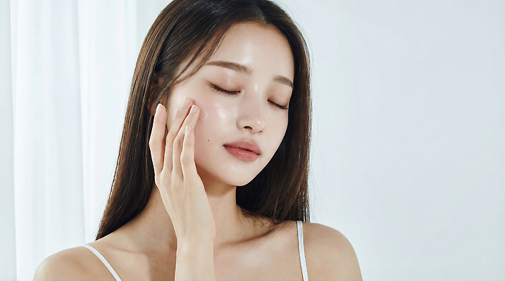 JPG 편집이미지 손 여자 얼굴 조명 실내 건강 관리 일상 뷰티 편안함 집중 피부 스킨케어 자기관리 의료성형뷰티 편집실사 AI인물포토 AI콘텐츠 컨셉 사람 내부 라이프 신체부위 감각 CG 파일형식 AI포토