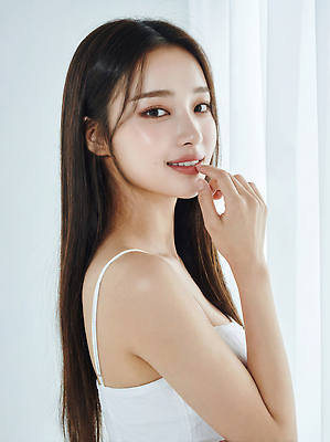 JPG 편집이미지 긴머리 손가락 조명 표정 웃음 사람 머리카락 방 창가 의료성형뷰티 편집실사 AI인물포토 AI콘텐츠 헤어스타일 손 창문 머리 CG 파일형식 AI포토