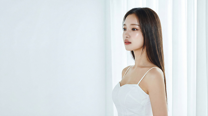 JPG 편집이미지 긴머리 여자 포즈 생각 실내 빛 공간 창가 모던 의료성형뷰티 스타일 편집실사 AI인물포토 AI콘텐츠 헤어스타일 창문 사람 내부 CG 파일형식 AI포토
