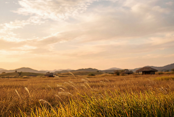 JPG 편집이미지 자연 하늘 산 주택 풍경 잔디 초원 일몰 농촌 시간 땅 편집실사 AI컴퓨터그래픽 AI콘텐츠 식물 건물 노을 시골 CG 생태계 파일형식