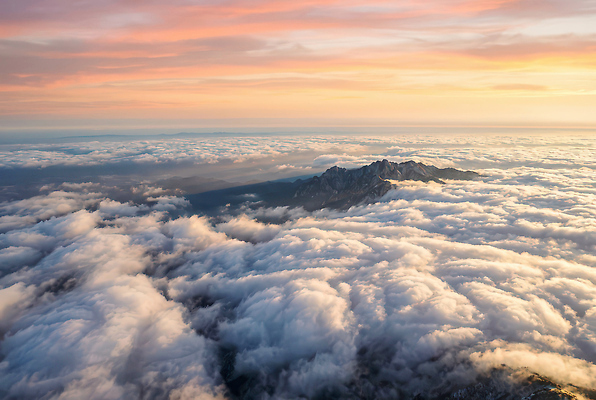 JPG 구름 편집이미지 컬러 자연 하늘 산 풍경 햇빛 태양 일몰 대기 정상 저녁 높이 편집실사 AI컴퓨터그래픽 AI콘텐츠 자연요소 노을 야간 CG 생태계 파일형식