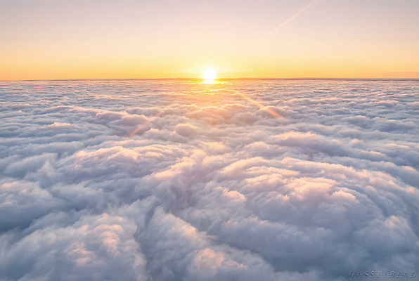 JPG 구름 편집이미지 길 자연 하늘 풍경 빛 태양 노을 일몰 변화 저녁 층 편집실사 AI컴퓨터그래픽 AI콘텐츠 자연요소 컨셉 야간 CG 생태계 파일형식