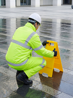 JPG 편집이미지 장갑 거리 바닥 경고 안전 물 노란색 헬멧 청소 시설 설치 작업자 환경미화원 의료성형뷰티 편집실사 AI인물포토 AI콘텐츠 자연요소 직업 잡화 컬러 보호장비 CG 파일형식 AI포토
