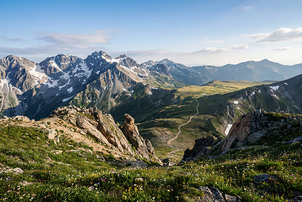 아시아 컨셉 레저 CG 생태계 파일형식 AI콘텐츠 산 정상 풍경 하늘 초원 눈덮임 길 자연 트래킹 도전 여행 중앙아시아 편집실사 편집이미지 JPG AI포토