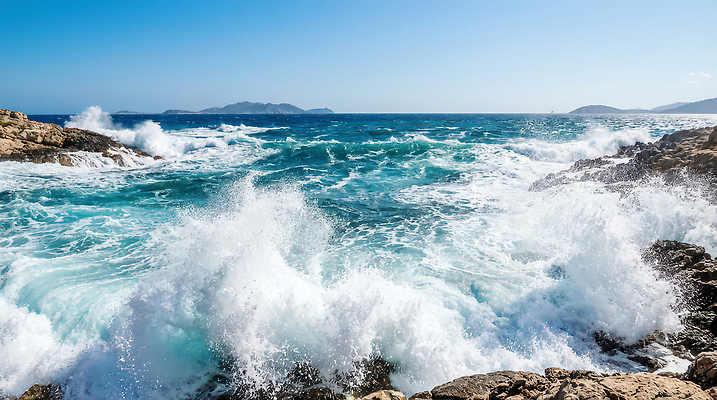 JPG 편집이미지 파도 바다 섬 자연 하늘 바람 해변 여름 파란색 암석 수면 물보라 편집실사 AI컴퓨터그래픽 AI콘텐츠 자연요소 계절 컬러 날씨 물 돌_바위 CG 생태계 파일형식