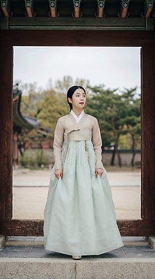 JPG 편집이미지 사계절 여자 전통문화 생각 자연 바람 한옥 한국 서기 풍경 문 궁전 체험 역사 전통의상 한복 뷰티풀 의료성형뷰티 편집실사 AI인물포토 AI콘텐츠 자연요소 한국전통 전통 계절 아시아 문화 컨셉 고건축 모션 날씨 사람 CG 생태계 파일형식 AI포토