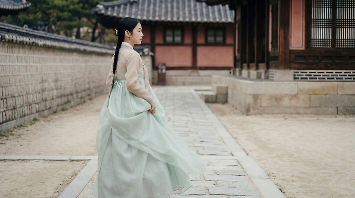 JPG 편집이미지 전통 여자 문화 길 바람 한옥 한국 풍경 산책 궁전 체험 역사 한복 경복궁 조용 의료성형뷰티 편집실사 AI인물포토 AI콘텐츠 자연요소 한국전통 아시아 컨셉 고건축 날씨 휴식 사람 전통의상 CG 파일형식 AI포토