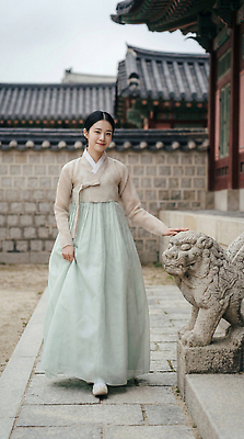 한국전통 계절 아시아 컨셉 고건축 표정 사람 전통의상 CG 생태계 파일형식 AI포토 전통 한복 여자 궁전 사자상 문화 한국 벽돌 돌_바위 미소 여름 자연 여행 편집실사 JPG 체험 한옥 의료성형뷰티 편집이미지 AI인물포토 AI콘텐츠