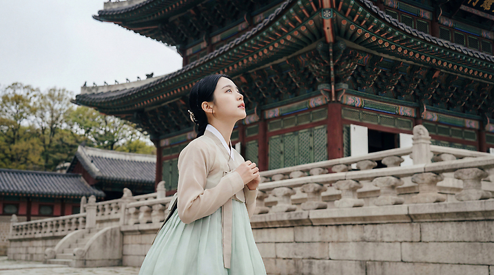 JPG 편집이미지 전통 여자 문화 길 하늘 한옥 건물 일상 궁전 기도 체험 역사 한복 관람 의료성형뷰티 편집실사 AI인물포토 AI콘텐츠 한국전통 건축물 컨셉 고건축 사람 라이프 전통의상 CG 파일형식 AI포토