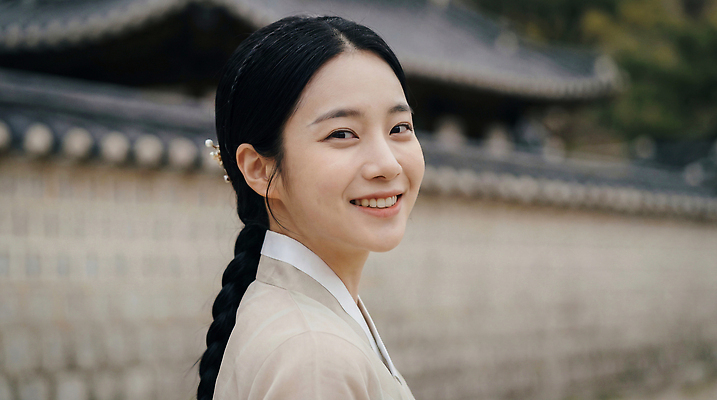 JPG 편집이미지 전통 옷 여자 문화 여행 백그라운드 자연 아침 한옥 한국 미소 궁전 체험 역사 전통의상 한복 머리장식 의료성형뷰티 편집실사 AI인물포토 AI콘텐츠 주간 한국전통 아시아 컨셉 고건축 표정 사람 장식 CG 생태계 파일형식 AI포토