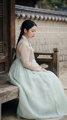 JPG 나무 편집이미지 전통 옷 여자 문화 생각 한옥 한국 앉기 궁전 공간 체험 한복 의료성형뷰티 편집실사 AI인물포토 AI콘텐츠 식물 한국전통 아시아 컨셉 고건축 모션 사람 전통의상 CG 파일형식 AI포토