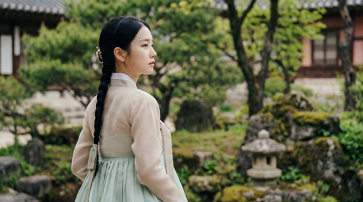JPG 나무 편집이미지 한국문화 전통 여자 문화 자연 한옥 한국 풍경 정원 봄 산책 궁전 체험 한복 뷰티풀 의료성형뷰티 편집실사 AI인물포토 AI콘텐츠 식물 동양문화 한국전통 계절 아시아 컨셉 고건축 휴식 사람 전통의상 CG 생태계 파일형식 AI포토